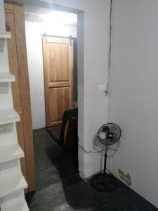 um quarto com uma parede branca e uma porta em CASA GRANDE MEDELLIN em Medellín