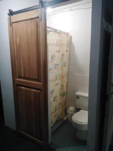 uma casa de banho com um WC e uma cortina de chuveiro em CASA GRANDE MEDELLIN em Medellín
