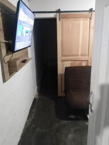 uma casa de banho com WC e uma televisão num quarto em CASA GRANDE MEDELLIN em Medellín