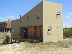 una casa al lado de un campo en Casa Xanelas, casa de playa en Punta Rubia, Rocha, en La Pedrera