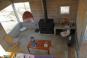 einen Blick über ein Wohnzimmer mit einem Herd in der Unterkunft Casa Xanelas, casa de playa en Punta Rubia, Rocha in La Pedrera