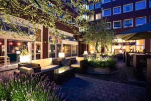 a courtyard with couches and tables and a building at Mercure Hotel Severinshof Köln City in Cologne
