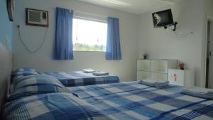 1 dormitorio con 2 camas y ventana en Hotel Pousada Positiva, en Itabuna