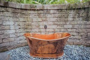 Galeriebild der Unterkunft Pondok Kebun - 1 bd Eco Bamboo House, Pool, Garden in Bringkit