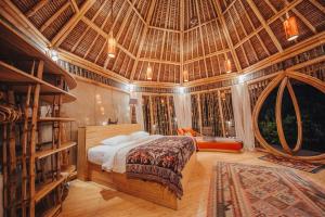Galeriebild der Unterkunft Pondok Kebun - 1 bd Eco Bamboo House, Pool, Garden in Bringkit