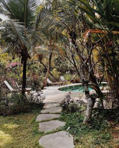 Galeriebild der Unterkunft Pondok Kebun - 1 bd Eco Bamboo House, Pool, Garden in Bringkit
