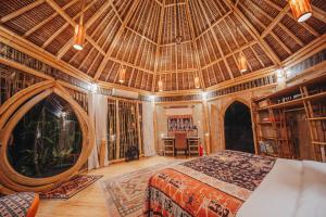 Galeriebild der Unterkunft Pondok Kebun - 1 bd Eco Bamboo House, Pool, Garden in Bringkit