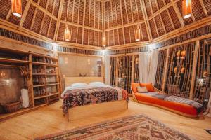 Galeriebild der Unterkunft Pondok Kebun - 1 bd Eco Bamboo House, Pool, Garden in Bringkit