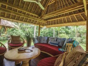 Galeriebild der Unterkunft Pondok Kebun - 1 bd Eco Bamboo House, Pool, Garden in Bringkit