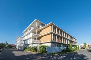 un edificio de apartamentos al lado de una calle en Studio meublé avec parking idéalement placé, en Idron