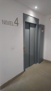 ein Aufzug in einem Gebäude mit einem Nike-Schild an der Wand in der Unterkunft Las Margas. Golf. Bici. Esquí. Piscina. in Sabiñánigo + 14 Fotos