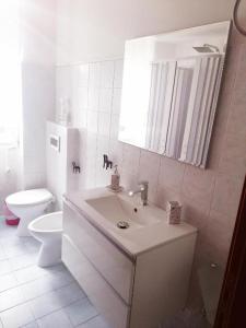 A bathroom at Hospiton Home