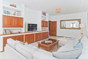 A kitchen or kitchenette at Villa Pilar