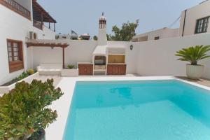 The swimming pool at or close to Villa Pilar