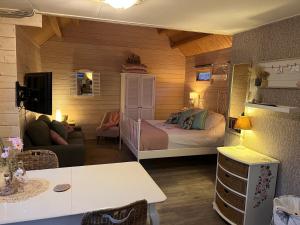 um quarto com uma cama e uma sala de estar em B&B Het Smitshoekje em Barendrecht