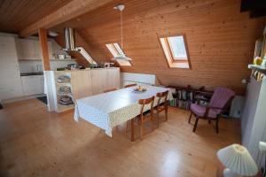 eine Küche mit einem Tisch und Stühlen im Zimmer in der Unterkunft Tórshavn - Central - City & Ocean Views - 3BR in Tórshavn