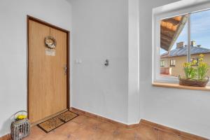 Zimmer mit einer Tür und einem Fenster mit einer Pflanze in der Unterkunft Apartmán U Javorky in Lázně Bělohrad