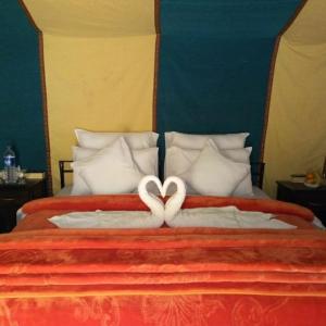 Postel nebo postele na pokoji v ubytování Desert Romantic Camp