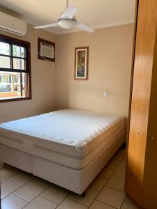 una camera da letto con un letto nell'angolo di una stanza di Casa em Juquehy localização e lazer perfeitos para família a São Sebastião