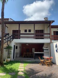 una casa con patio, tavolo e sedie di Casa em Juquehy localização e lazer perfeitos para família a São Sebastião