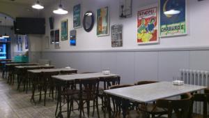 une salle à manger avec des tables et des chaises dans un restaurant dans l'établissement Hotel Torres, à Arbúcies