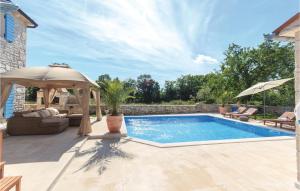 Una piscina en un patio con una sombrilla. en Stunning Home In Hrboki, en Hrboki