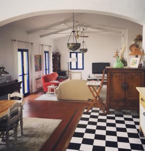 ein Wohnzimmer mit einem Sofa und einem Tisch in der Unterkunft Espacio Shangrila.One in Uceda