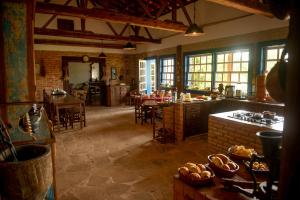 una cocina grande con mesa y sillas. en Casarão Milho Verde, en Milho Verde