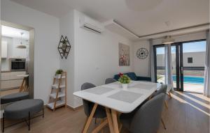 Bazén v ubytování Stunning Apartment In Baska Voda nebo v jeho okolí