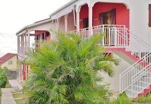 un palmier devant une maison dans l'établissement Les Merveilleux Flots de la Mer, à Deshaies