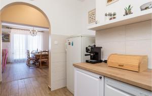 Kuchyň nebo kuchyňský kout v ubytování 4 Bedroom Nice Apartment In Opatija