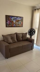 ein braunes Sofa im Wohnzimmer in der Unterkunft Brisas do Lago in Paulo Afonso