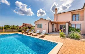 a villa with a swimming pool and a house at Pet Friendly Home In Valtura With Wifi in Valtura