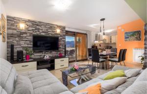 uma sala de estar com um sofá e uma televisão em Gorgeous Apartment In Rijeka With Kitchen em Rijeka