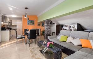 uma sala de estar com um sofá cinzento e uma mesa em Gorgeous Apartment In Rijeka With Kitchen em Rijeka
