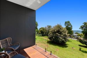 balcón con vistas a un patio verde en The Ridge at Maleny 1 Bedroom Villa en Maleny