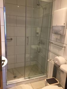 una doccia con una porta in vetro in un bagno di Hostal Balmaceda a Punta Arenas