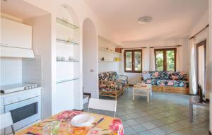 cocina y sala de estar con sofá y mesa en Nice Home In Trinita Dagultu Vignol With Kitchen, en Li Valcaggi