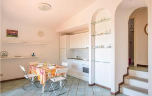 O bucătărie sau chicinetă la Nice Home In Trinita Dagultu Vignol