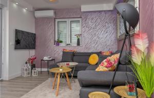 Posezení v ubytování Beautiful Apartment In Makarska With Kitchen