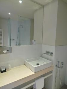 Ett badrum på Hotel Palm Garavan