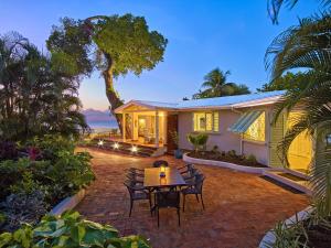 Κήπος έξω από το Southwinds Beach House is a 3 bedroom with exquisite sea views