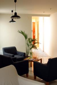 ein Wohnzimmer mit 2 Stühlen und einem Couchtisch in der Unterkunft Hotel Torres in Arbúcies