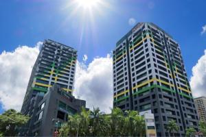 dos edificios altos con el sol en el cielo en Cempaka Service Suite Unit - PRIVATELY OWNED, en Kuala Lumpur