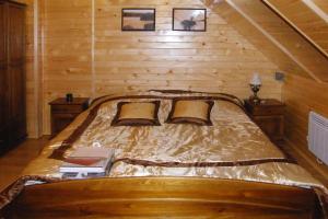 Łóżko lub łóżka w pokoju w obiekcie Holiday homes, Suryty