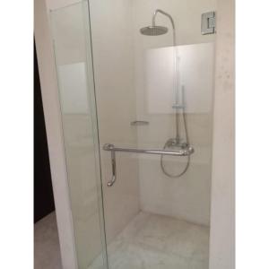 ducha con puerta de cristal y toallero en Aldeoz Villa Nusa Dua, en Nusa Dua