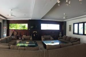 Una sala de estar con un sofá grande y una mesa. en Aldeoz Villa Nusa Dua, en Nusa Dua