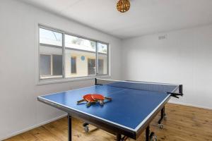 Πινγκ πονγκ στο Everleigh - renovated, spacious beach house ή εκεί κοντά