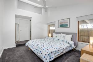 Ένα ή περισσότερα κρεβάτια σε δωμάτιο στο Everleigh - renovated, spacious beach house