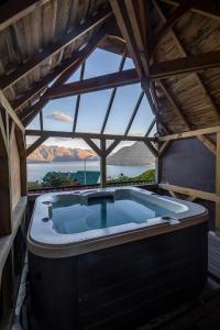 Gallery image of Awesomely Lakeview Queenstown Home in Queenstown